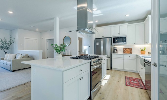 Eugene Casa | Spacious 4-bedroom home with A/C and WiFi in charming Eugene, Near Duck Stadium!