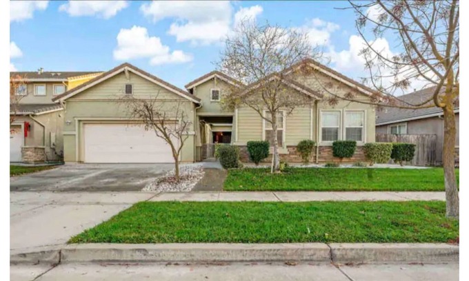 Merced Casa | Spacious 4 bedroom Home in Merced - free parking