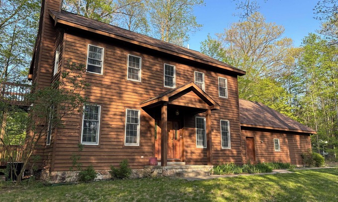 Bellaire Casa | Spacious 4-bedroom house in beautiful Bellaire with WiFi, AC
