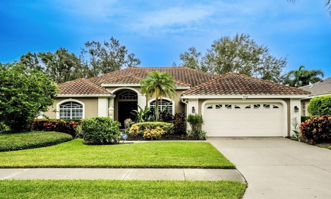 Bee Ridge Casa | Spacious 4-bedroom house with Heated Pool and lake view in sunny Sarasota