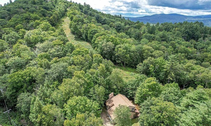 Campton Casa | Spacious 4-bedroom house in peaceful Campton with wifi, fireplace on a ski mtn.