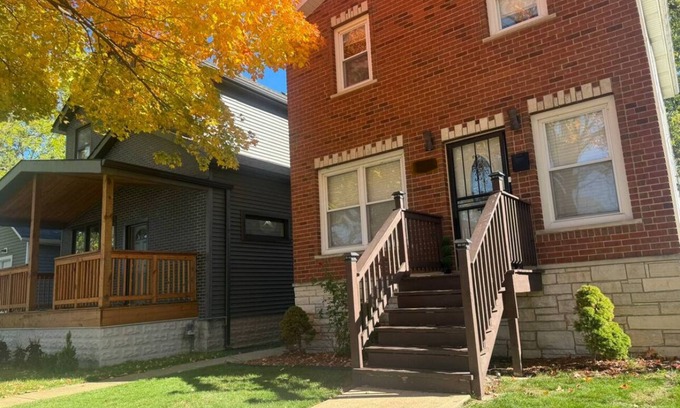 Calumet Heights Casa | Spacious 4-bedroom house in fabulous Chicago Back Yard Pond, and Theatre