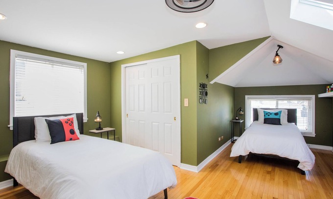 Dunning Casa | Spacious 4-bedroom house in charming Chicago with Game room and outdoor dining