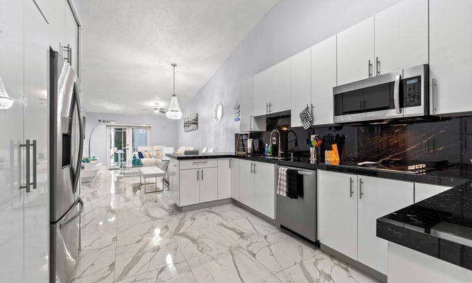 Hialeah Casa | Spacious 4-bedroom house with WiFi and AC in lovely Hialeah