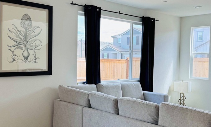 Lathrop Casa | Spacious 4-bedroom house with WiFi and AC