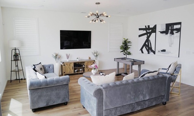 Ontario Casa | Spacious 4-bedroom house with 4 king beds