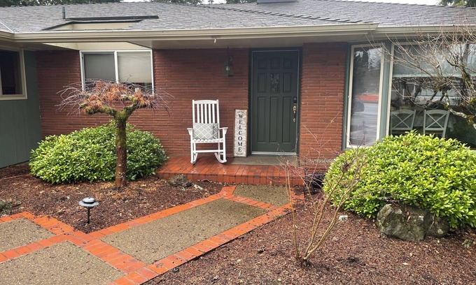 Stayton Casa | Spacious 4-bedroom house in quaint historic Stayton with AC, Family Friendly!