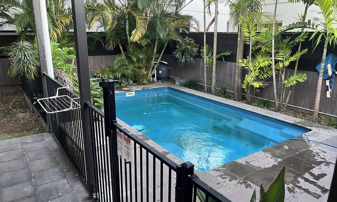Brisbane Airport Casa | Spacious 4 bedroom house in delightful Hendra.