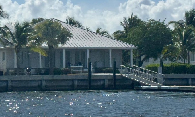 North Bimini Casa | Spacious 4-bedroom house with WiFi, AC, & Filtered Water. 40ft floating Dock.
