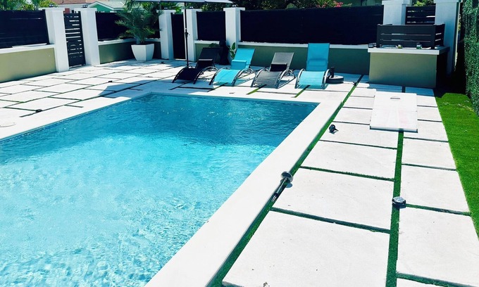 Nassau Casa | Spacious 4 Bedroom House with AC, Pool, WiFi in Nassau, Bahamas