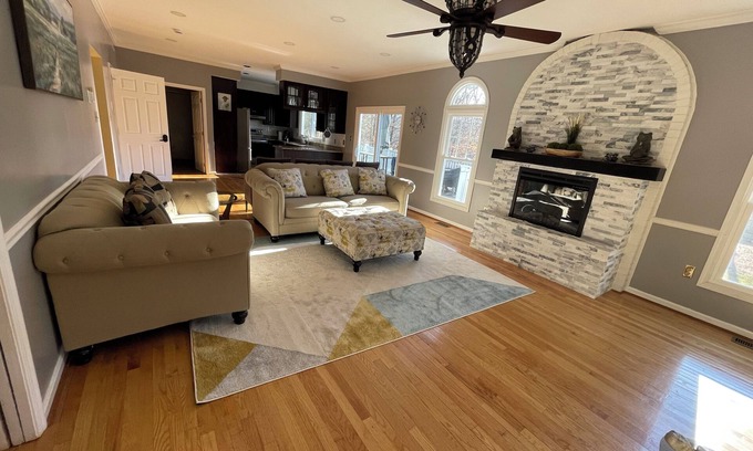 Bowie Casa | Spacious 4-bedroom house in fabulous Bowie with WiFi, AC