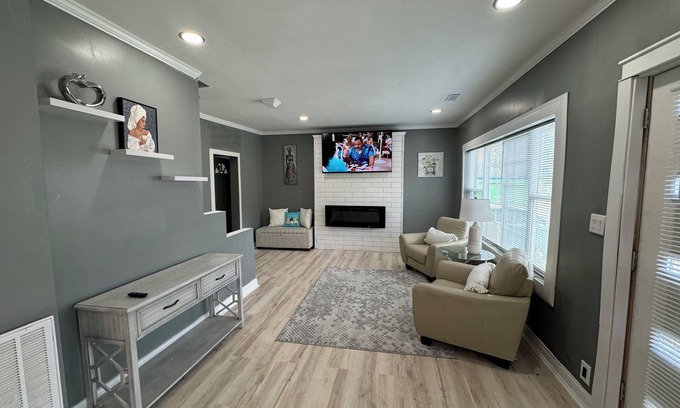 Dolton Casa | Spacious 4-bedroom house in marvelous Dolton with WiFi, AC
