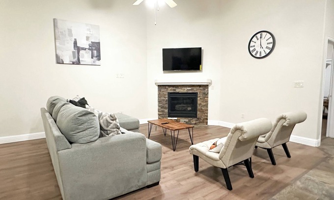 Odessa Casa | Spacious 4-bedroom house in Odessa with close to restaurants and retail stores.