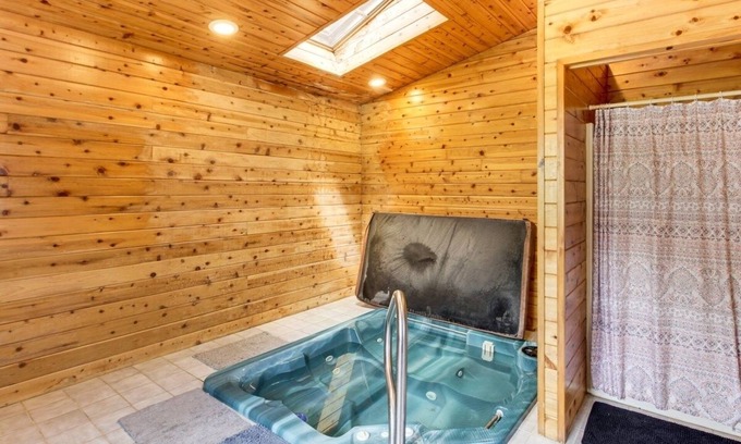 Onamia Casa | Spacious 4 bedroom house, AC, fitness room in charming cove Bay Area