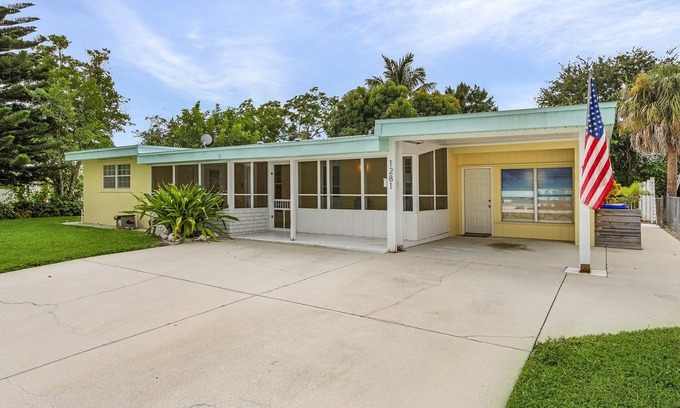 Lake Park Casa | Spacious 4-bedroom Lake Park house near beaches & downtown. Small Dog Friendly!