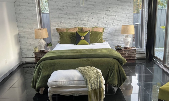 Bristol Casa | Spacious 4-bedroom Modern Architecture Cozy Getaway with Fitness Room, WiFi
