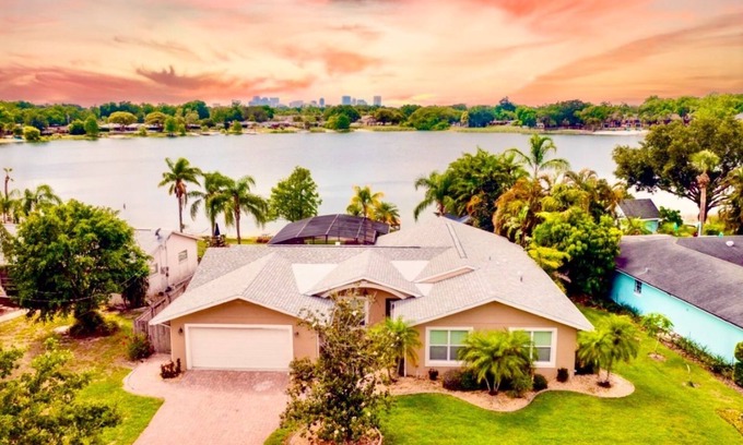 Dover Shores West Casa | Spacious 4-bedroom Orlando Lakefront House w/ Pool near Downtown