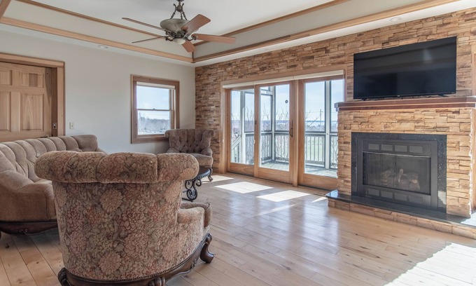 Hammond Casa | Spacious 4-bedroom overlooking Singer Castle including boat slip on the river
