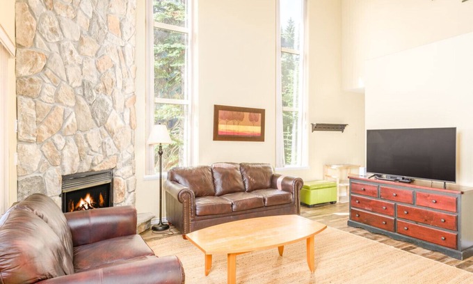 Snow Pine Estates Casa | Spacious 4-Bedroom – Sleeps 12 & Private Hot Tub