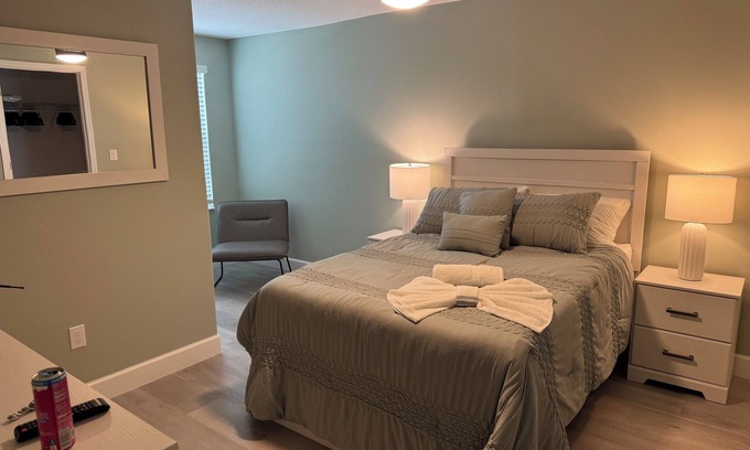 Palm River-Clair Mel Casa | Spacious 4-bedroom townhome with WiFi, AC in charming Tampa