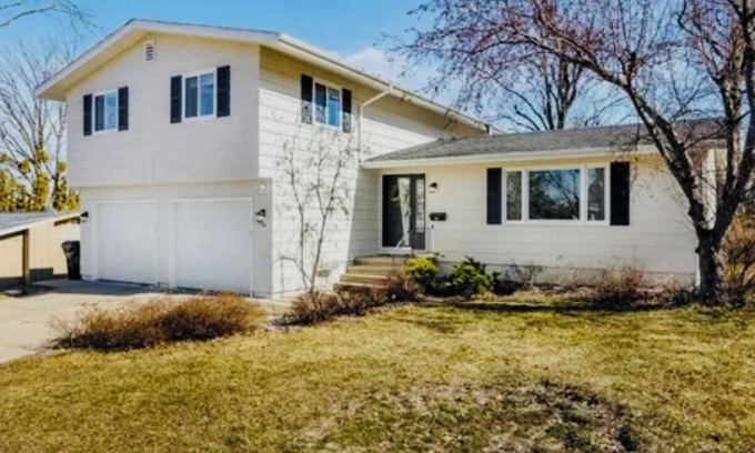 Cedar Rapids Casa | Spacious 4-bedroom House with AC and WiFi in Charming Cedar Rapids