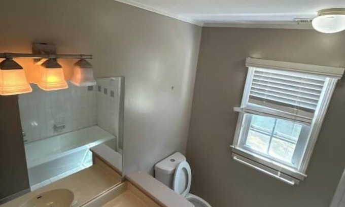 Fayetteville Casa | Spacious 4-bedroom house with AC, WiFi in charming Fayetteville