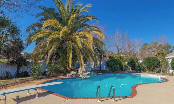 Gulf Breeze Casa | Spacious 4-bedroom house with Heated Pool in Gulf Breeze