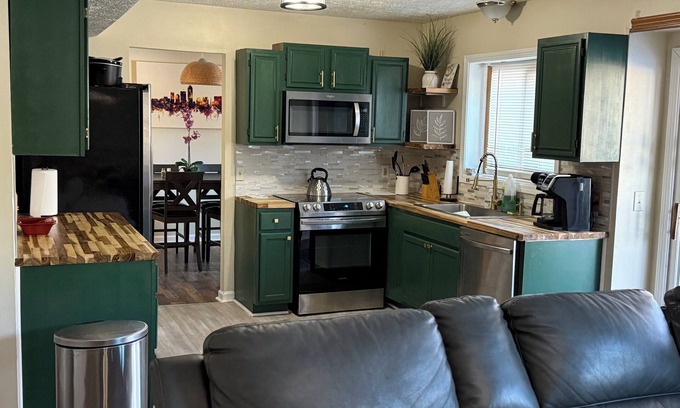 Pike Casa | Spacious 4-bedroom house with WiFi, AC in brilliant Indianapolis