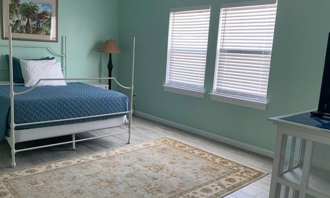 Isle of Palms Casa | Spacious 4-bedroom house in enchanting Jacksonville with WiFi, AC