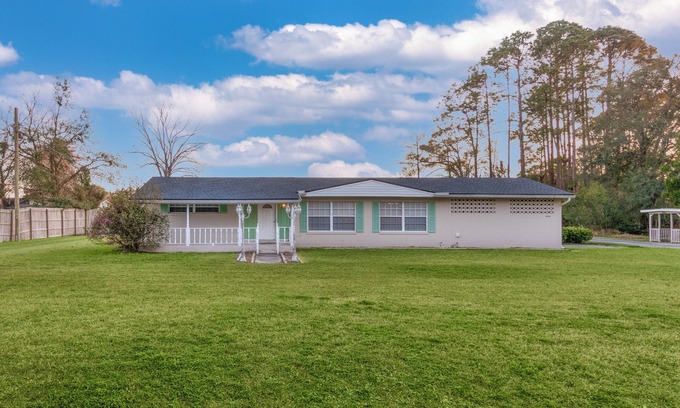 Jacksonville Casa | Spacious 4-bedroom house WiFi, near NAS Jax, Orange Park,pet friendly, sleeps 10
