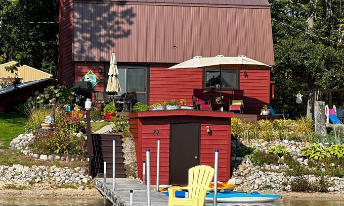 Johannesburg Casa | Spacious 4-bedroom lakefront home on Big Bear Lake in Johannesburg with WiFi, AC