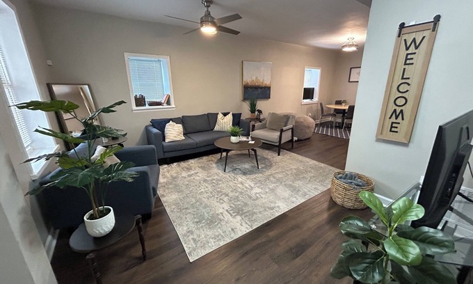 Pendleton Heights Casa | Spacious 4-bedroom house in Historic neighborhood, Pendleton Heights, WiFi