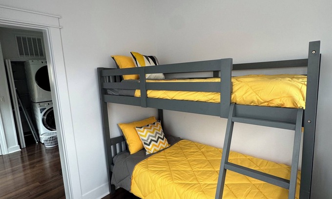 Lincolnwood Casa | Spacious 4-bedroom bungalow in family friendly Lincolnwood with WiFi, AC