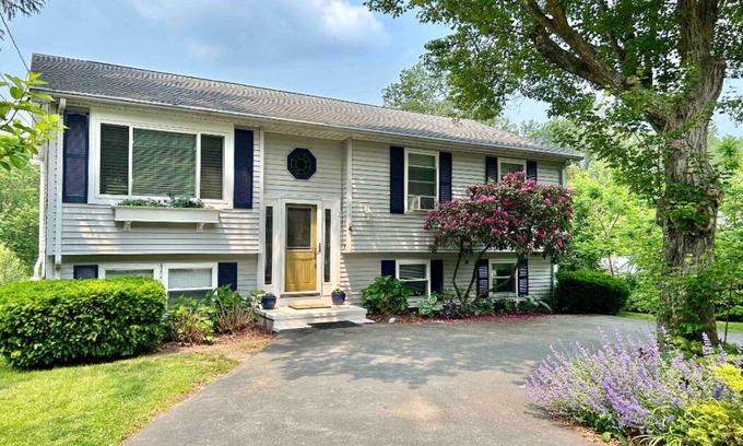 Saunderstown Casa | Spacious 4-bedroom in Pettaquamscutt Lake Shores/Walk to Narrow River