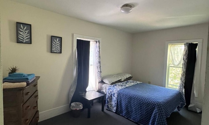 Plattsburgh Apartamento | Spacious 4-bedroom apartment with AC, WiFi in charming Plattsburgh