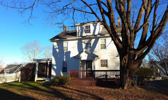Southbridge Casa | Spacious 4 Bedroom Colonial close to Old Sturbridge Village and Brimfield Fair.