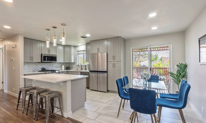 West Jordan Casa | Spacious 4 Bedroom/2 Bath home/WiFi/Garage Parking/Backyard/Beautiful Kitchen