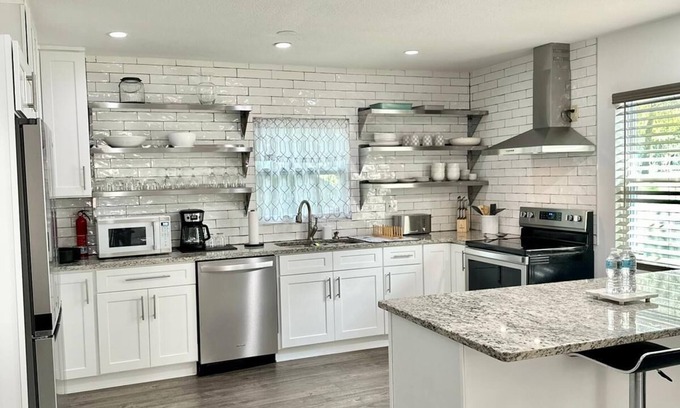 Lake Mary Casa | Spacious 4-bedroom vacation house with WiFi and AC in welcoming Lake Mary
