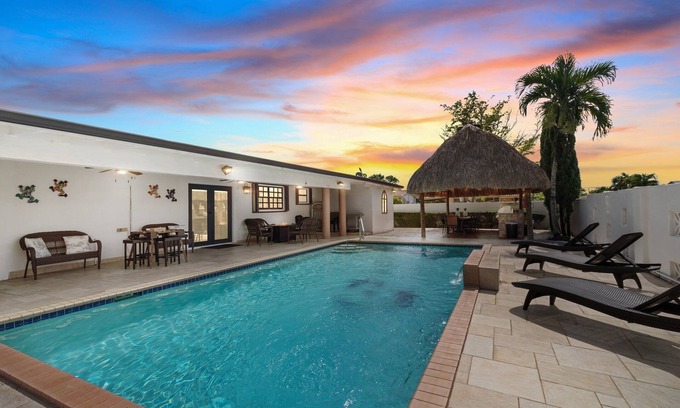 Hialeah Casa | Spacious 4 Bedroom Vacation Home With Pool