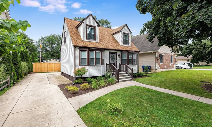 Geneva Casa | Spacious 4-bedroom vacation home just 1 mile walk to Town and River!