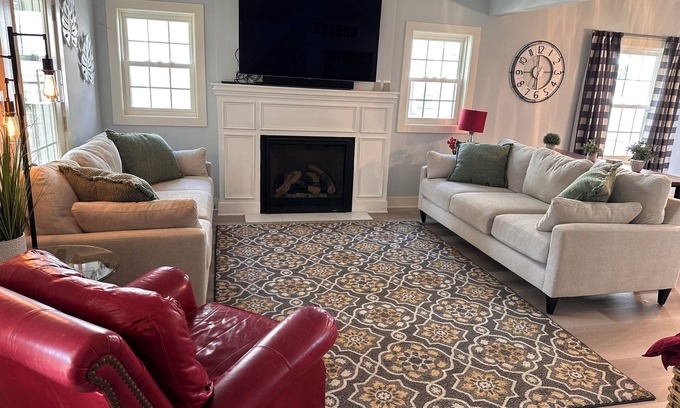 Northeast South Bend Casa | Spacious 4 Bedroom with Loft in Harter Heights. Walk to Notre Dame!