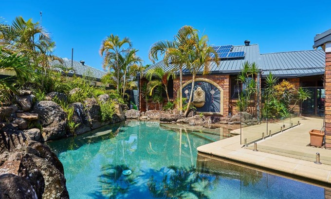 Benowa Casa | Spacious 4-Bedroom Waterfront Home With A Pool