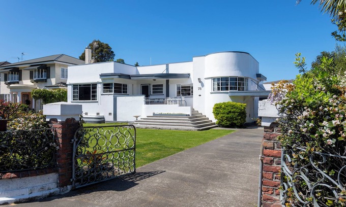 Gisborne Casa | Spacious 4 Bedroomed Art Deco Charm - Inner City on the River.