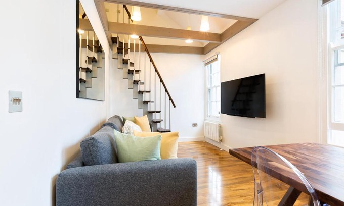 Holborn and Covent Garden Apartamento | Spacious 4 bedrooms flat in New Oxford Street