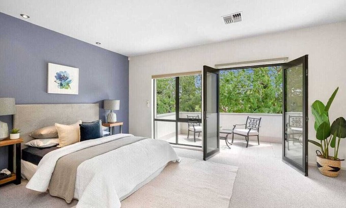 Deakin Casa | Spacious 4 bedrooms house in Inner South