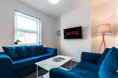 Southampton Casa | Spacious 4 Bedrooms-Sleeps 8-Long Term Disc-Driveway