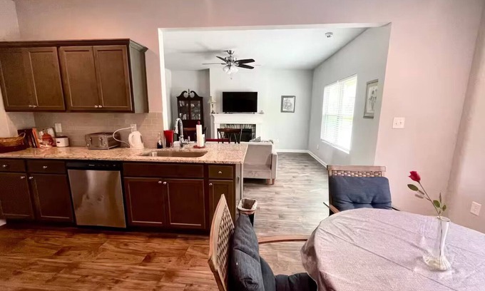 Newnan Casa | Spacious 4 BR (5 beds) 2.5 bath home in Newnan GA