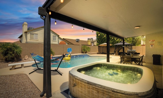 Pivotal Peoria Center Casa | Spacious 4 BR -SaltwaterHotTub -Pool -Sleeps 11