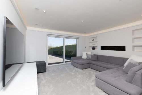 Swindon Casa | Spacious 4BD Smart Home in Idyllic Rural Setting