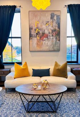 Downtown Apartamento | Spacious 4BR Apt, Sleeps 8, Downtown by Theaters